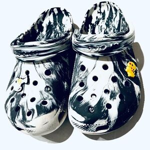 Crocs Classic Marble Tie Dye Graphic Clogs  Black/ White  SIZE US S 5.    US W 7